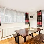 Zone 1 - Spacious 1 Bed Flat Sleeps 4